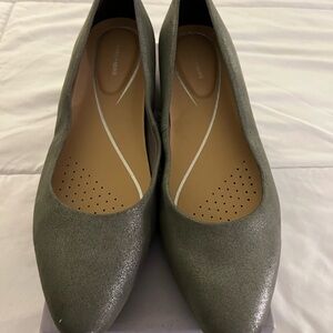 Easy Spirit flats; never worn, original box, no pets/no smoking. Ready to ship!